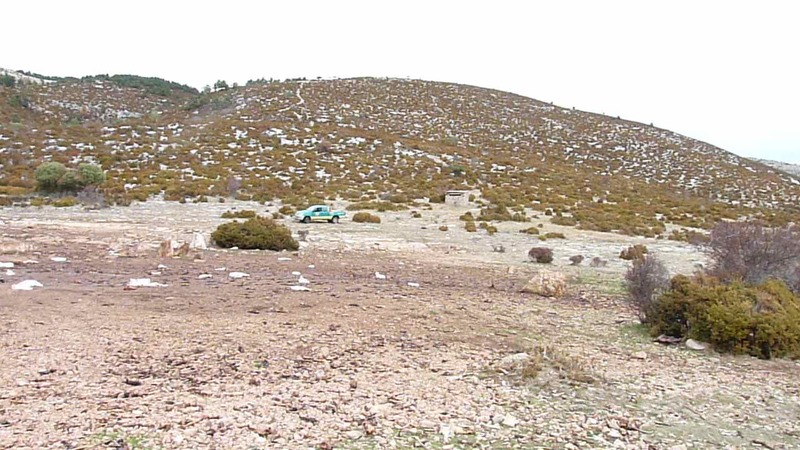 Colocación de comida en el PAS (punto de Alimentación Suplementaria) de Boumort antes de liberar a Modesto..