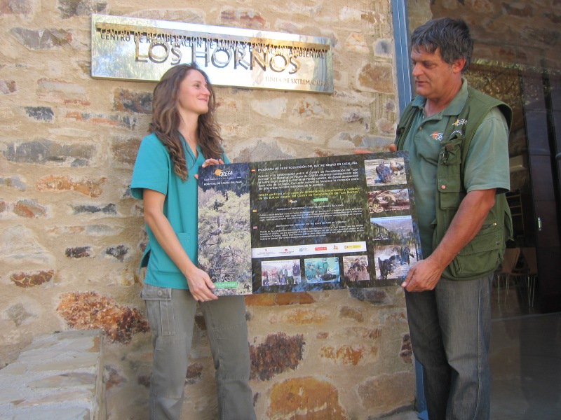 Ernesto junto con la veterinaria de los Hornos muestran los carteles editados como muestra de la colaboración 