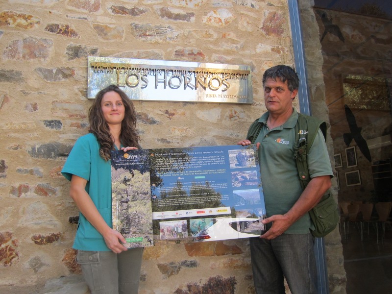 Ernesto junto con la veterinaria de los Hornos muestran los carteles editados como muestra de la colaboración 