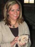 María Jesús la alcaldesa de la localidad, en el momento de depositar el primer pollo en el dispositivo de hacking 