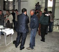 Una instantánea con parte de los asistentes al acto. El Delegado Provincial conversa con el gerente de Abecor, quién amablemente puso a nuestra disposición personal y vehículos para nuestro desplazamiento a Baena. 