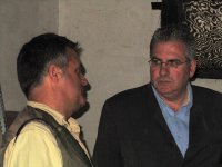 Nuestro compañero Ernesto conversando con el Jefe del Servicio de Gestión del Medio Natural en Córdoba, a quien tenemos que agradecerle que nuestras actuaciones pasen de ser proyectos sobre el papel, a una realidad.