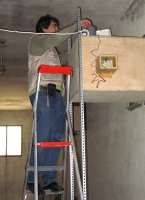 Nuestro compañero Pepe Sillero que lidera Groden-Ecologistas en Acción de Baena, una vez los asistente desalojaron la zona “sensible” del silo, aportando los primeros ratones. Gracias a la cámara que podéis observar, instalada en el lateral del cajón, pudimos comprobar que los pollos se alimentaron sin problema