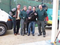 Uno de los dos buitres negros cedidos por Andalucía, fotografiado junto al equipo del CREA o Centro de recuperación de Sevilla, dos miembros de GREFA y un miembro de la Fundación para la Conservación del los buitres en Europa.
