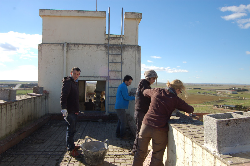 Colocando nidales para cernícalo primilla en uno de los dos silos de la localidad de Villalpando.