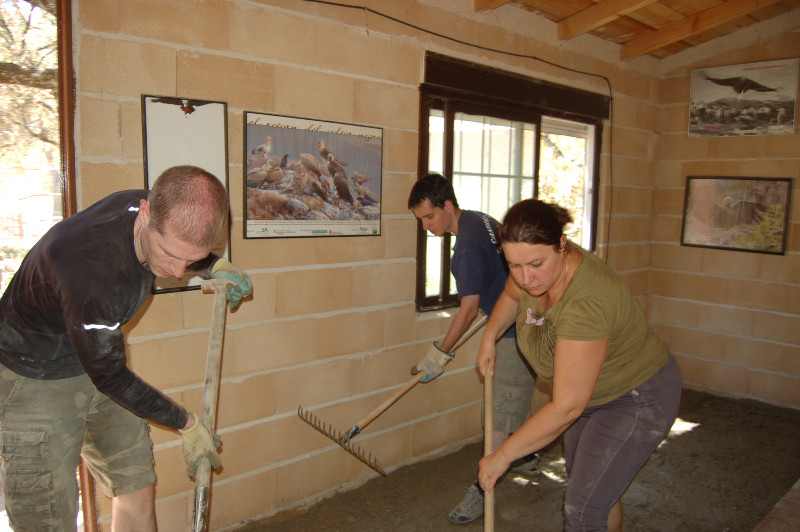 Voluntarios acondicionando una instalación
