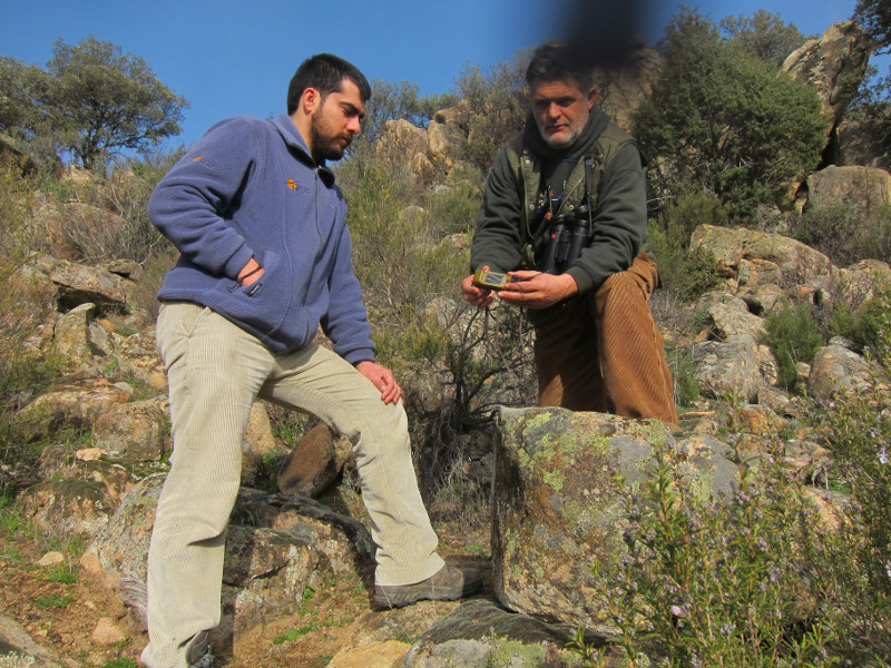 Ernesto y Juanjo en el momento de encontrar el transmisor