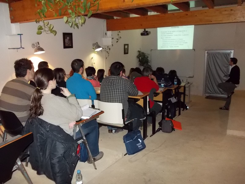 Sesión teórica en la sala de usos múltiples de GREFA