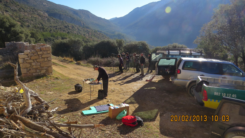 El técnico del Ministerio de Medio Ambiente preparando los 7 trnsmisores satélite GPS, mientras un grupo de participantes observa los movimientos de los buitres negros alrrededor del área de reintroducción.