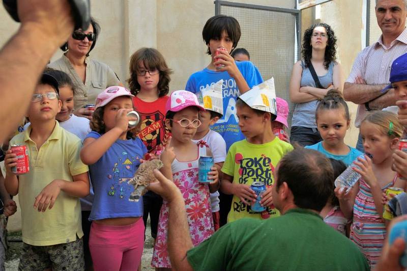 Niños de Quer durante la jornada de anillamiento y divulgación en el primillar