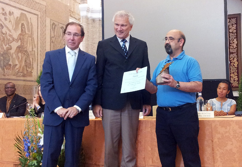 Nuestro compañero José María en el momento de la recogida del premio. El diploma lo entregó el concejal de Patrimonio, Casco Histórico y Naturaleza del ayuntamiento de Córdoba, D. Rafael Jaén. El motivo alusivo nos lo entregó el señor Denis Ricard, Secretario General de la Organización de las Ciudades Patrimonio  Mundial (OCNP) 