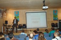 4. El abogado Eduardo Gil explica el contenido de su libro a los asistentes a la jornada de puertas abiertas.