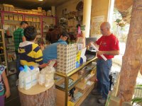 13. Varios niños hacen compras en nuestra tienda de productos de naturaleza.