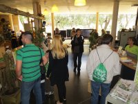 14. Algunos asistentes a la jornada recorren el área de recepción de visitantes.