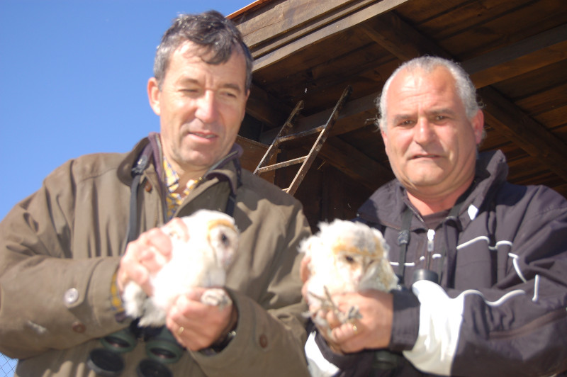 Miguel carrero y Fernando Cobo con los dos pollos de lechuza.