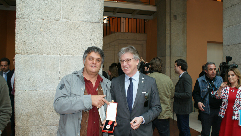 De izquierda a derecha, Ernesto Álvarez, presidente de Grefa y Juan Varela, secretario general de SEO/BirdLife, muestran la Medalla de Plata que les ha concedido de manera conjunta la Comunidad de Madrid (foto: Juan Pablo Díaz / GREFA).