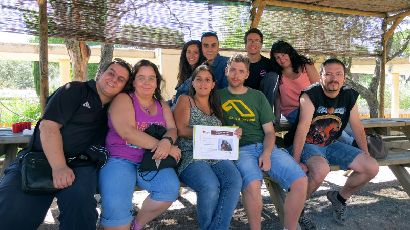 Los padrinos y su familia posan depués de la liberación del ratonero