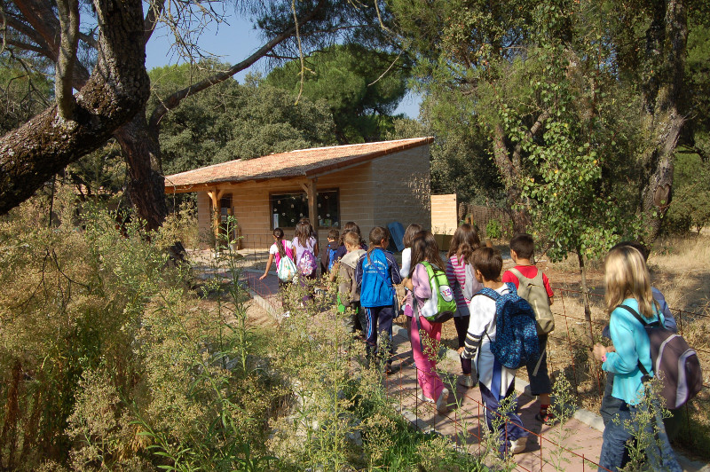 Escolares durante la visita al centro "Naturaleza Viva" de GREFA