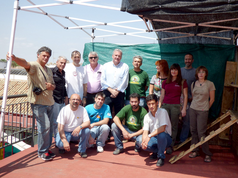 Foto de familia de los asistentes al acto de introducción de los pollos en los cajones de hacking de la Casa de la Juventud