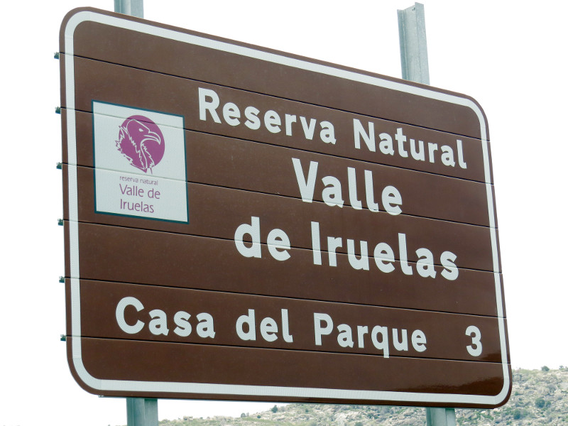 Cartel indicativo en un camino de acceso al valle de Iruelas.