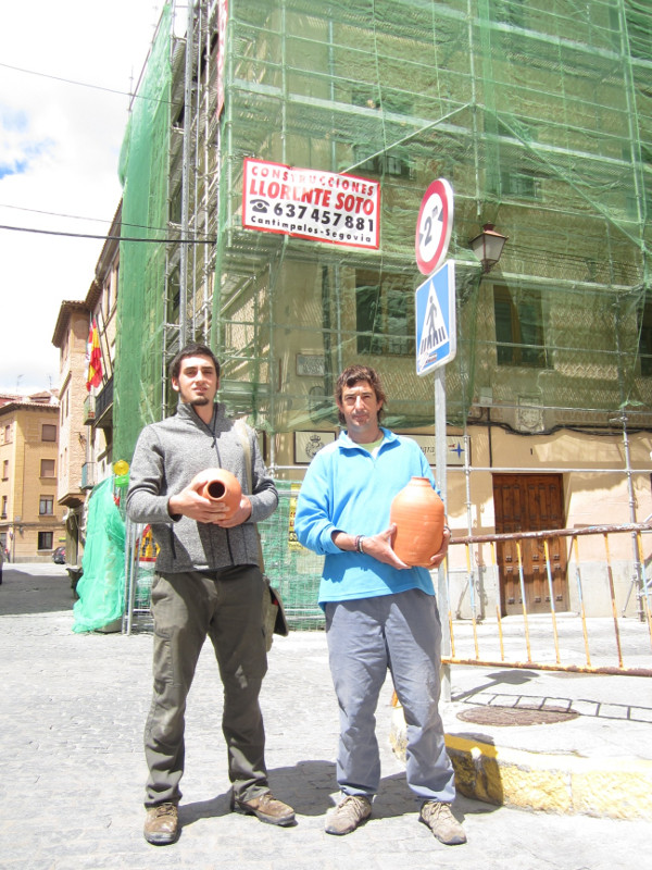 Voluntarios posan con los nidales para cernícalo primilla