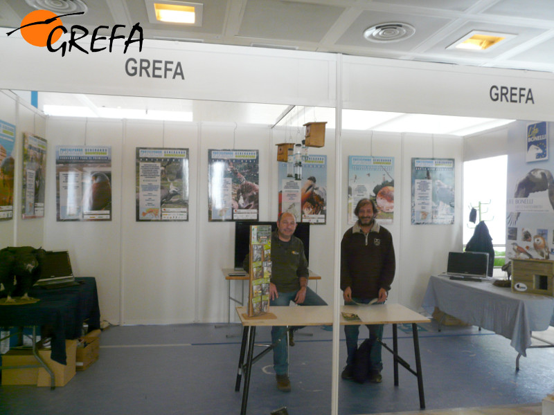 Foto del equipo de montaje del stand de GREFA