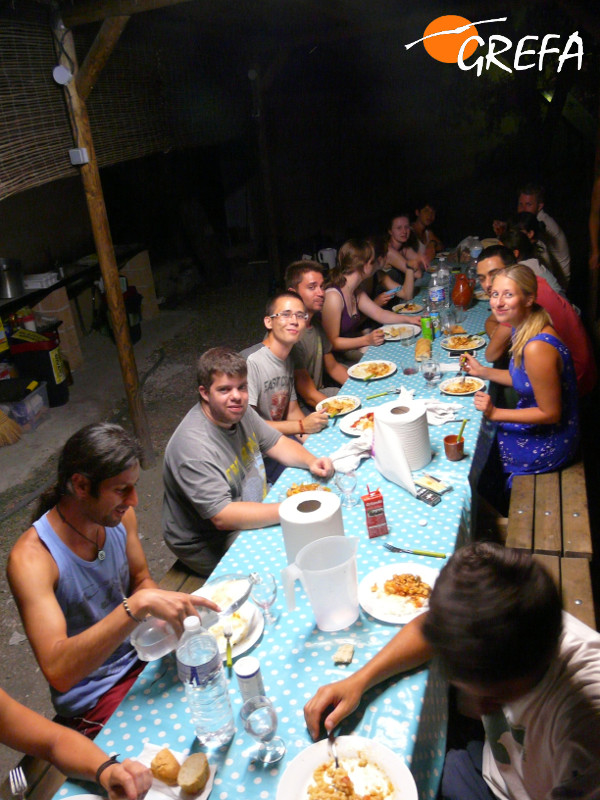 El grupo durante una cena