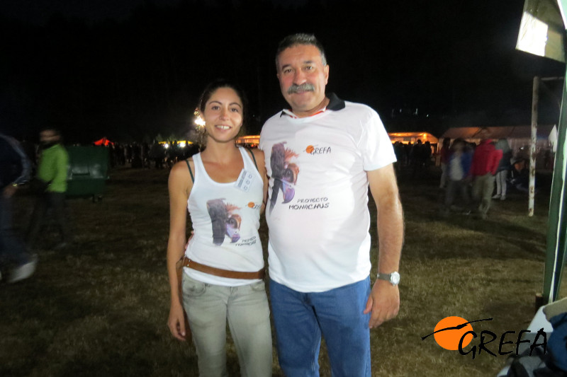 Juan Antonio Blanco, alcalde de Huerta de Arriba, luce la camiseta del Proyecto Monachus en compañía de Lorena Juste, de GREFA. 