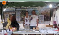 Juan Pablo Díaz y Lorena Juste, miembros de GREFA, atendieron el stand durante el festival.