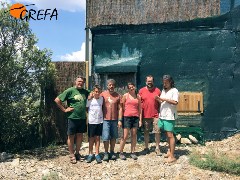 Foto de grupo hecha en Alinyà de especialistas, socios y amigos del proyecto de reintroducción del buitre negro en Pirineos. 