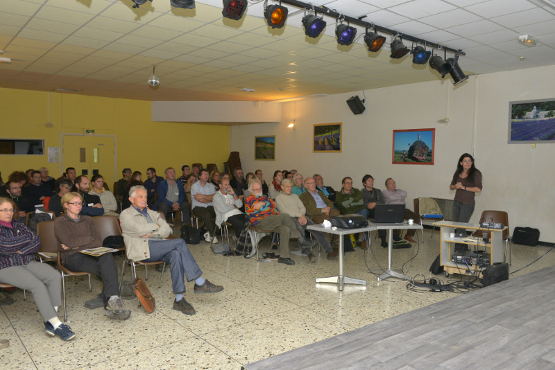 Una ponente se dirige a los asistentes a las recientes jornadas del Grupo Buitres Francia. Foto: Bruno Berthemy). 