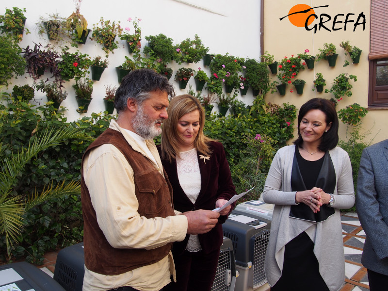 María Jesús Serrano, consejera andaluza de Medio Ambiente, en presencia de Rafaela Crespín, delegada de la Junta de Andalucía en Córdoba, muestra a Ernesto Álvarez, presidente de GREFA, el documento de cesión de los buitres negros. Foto: GREFA