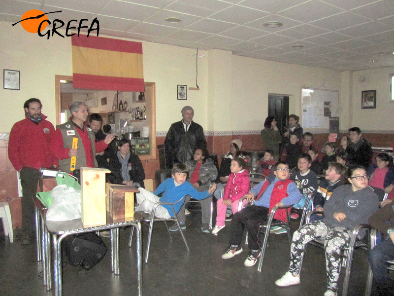 Diversos momentos del taller de construcción de cajas nido convocado por la asociación cordobesa "Siete Fincas".