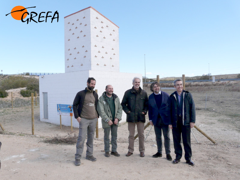 El viceconsejero de Medio Ambiente y Ordenación del Territorio de la Comunidad de Madrid,  Enrique Ruiz Escudero, el alcalde de Arganda del Rey, Pablo Rodríguez Sardinero, el director general de Operaciones de CLH, Juan Rafael Bonilla frente a primillar.