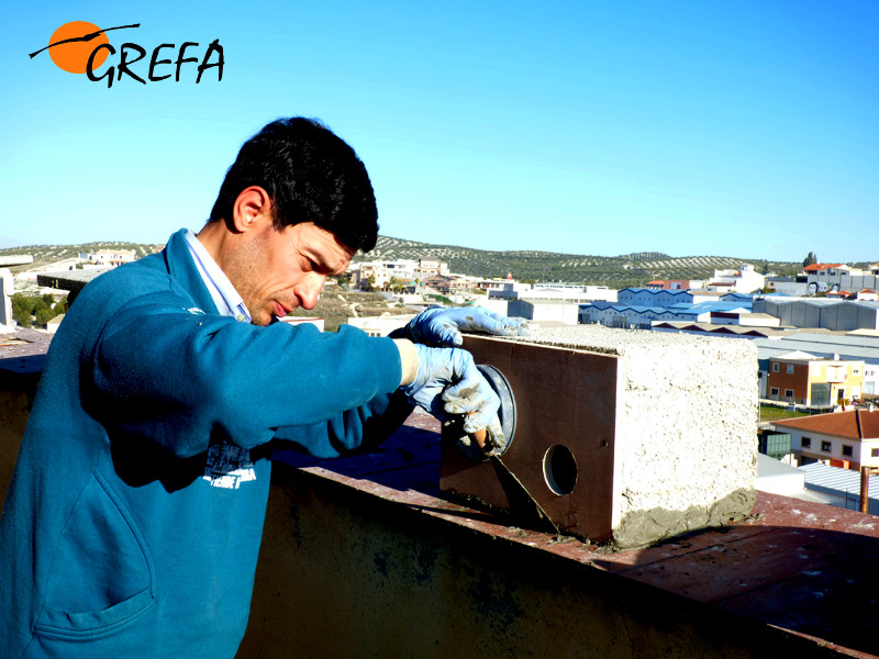En las fotografías, diferentes momentos de los recientes trabajos de colocación de nidales para el cernícalo primilla en el silo de Baena (Córdoba).