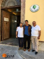 De izquierda a derecha, el biólogo Antonio Spinnato, Ernesto Álvarez, de GREFA, y Massimo Geraci, director del Parque Natural de Nebrodi, delante de la sede de este espacio protegido.