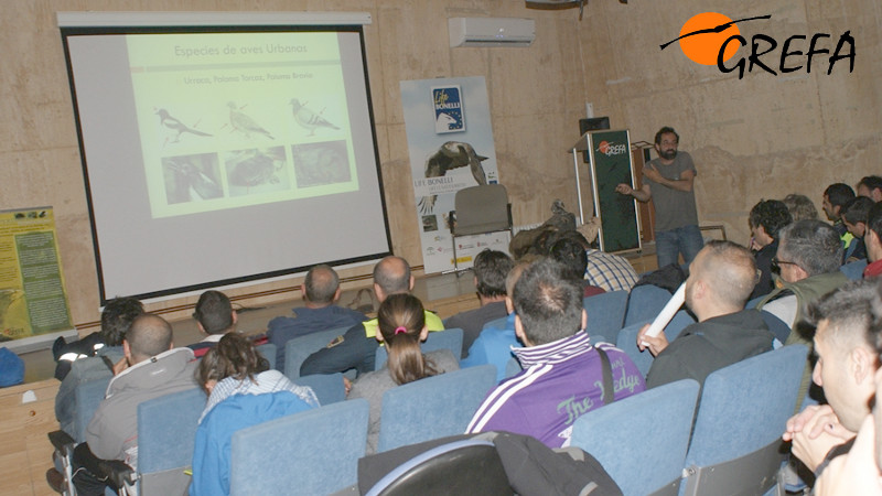 Juan Martínez, biólogo de GREFA, imparte la clase de identificación