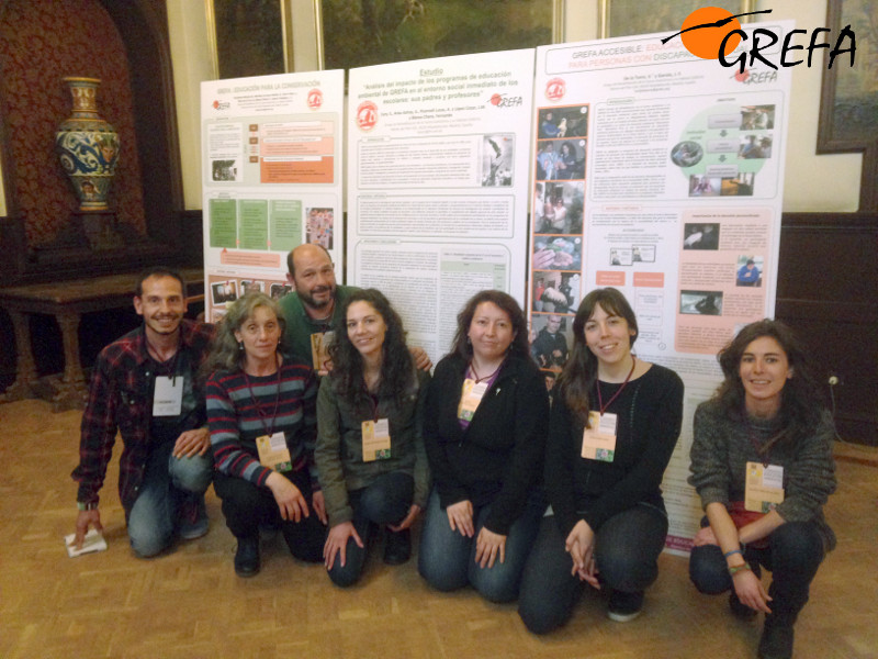 El equipo de educación ambiental de Grefa con los póster presentados en el congreso