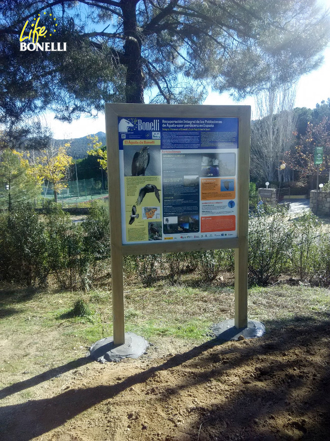 Así luce el nuevo cartel sobre LIFE Bonelli colocado en la Sierra Oeste de Madrid.