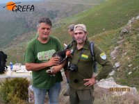 Ernesto, presidente de GREFA (a la izquierda), y Goyo, un agente de medio ambiente de la Xunta de Galicia encargado del seguimiento de fauna en la zona, con el alimoche marcado.