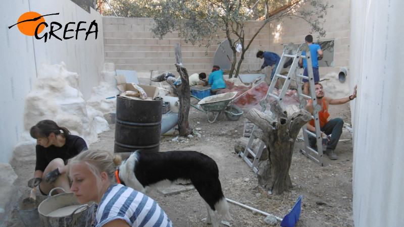 Varios voluntarios internacionales habilitan un recinto para albergar fauna silvestre irrecuperable en el centro de GREFA. Foto: GREFA.