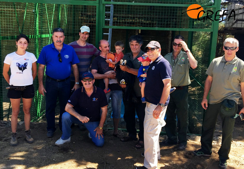 Foto de grupo de participantes y colaboradores en la reintroducción del buitre negro en la Sierra de la Demanda, delante de la instalación de aclimatación de Huerta de Arriba (Burgos).