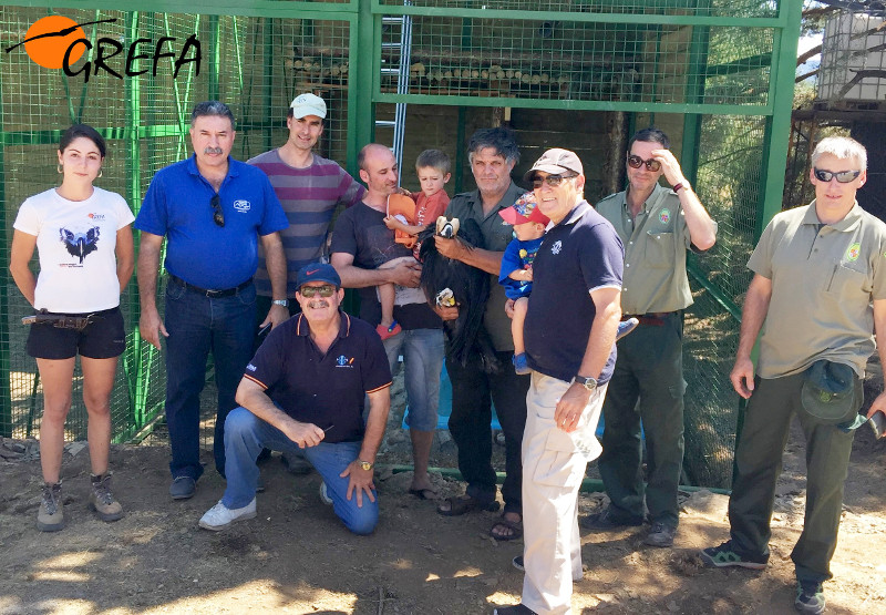 Foto de grupo de asistentes a la recepción de "Zolorro" y su entrada en la instalación de crianza campestre.