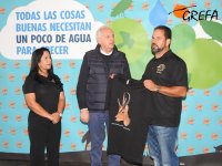 Luis Suárez y Dayamy Rodríguez, del Suarez Museum, brindan un regalo a Hans, el que fuera primer veterinario de GREFA.