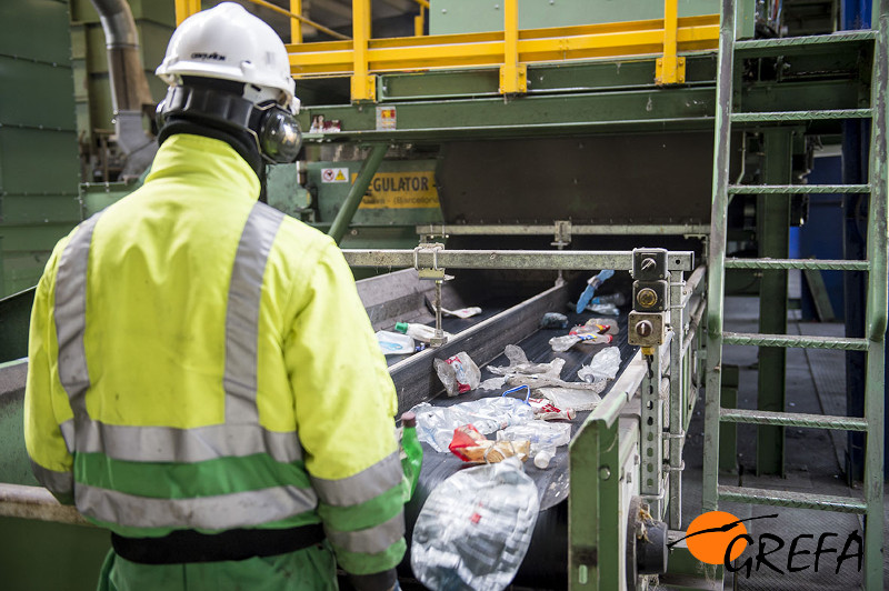 Un técnico realiza la supervisión del proceso de separación de envases en la planta de RSU.