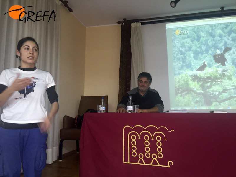 Lorena Juste explica el proyecto de reintroducción del buitre negro en la sierra de la Demanda en un acto celebrado en el Palacio Municipal de Cultura de Salas de los Infantes (Burgos). 