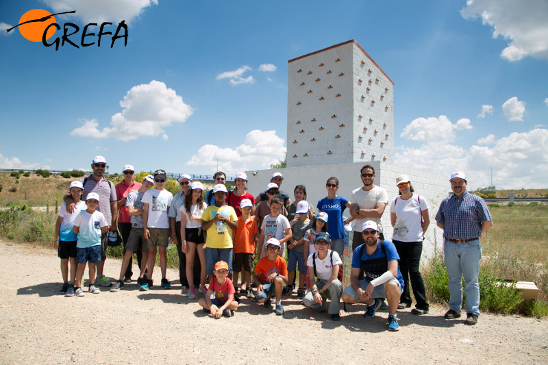 Foto de grupo de las familias de CLH, delante del primillar de Arganda del Rey.