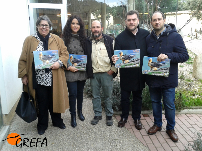 Los diputados socialistas de la Comisión de Medio Ambiente de la Asamblea de Madrid posan con Fernando Garcés, secretario genera de GREFA.