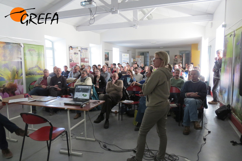 Émilie Dellepoule, de GREFA, durante su charla sobre la reintroducción del buitre negro en Pirineos.