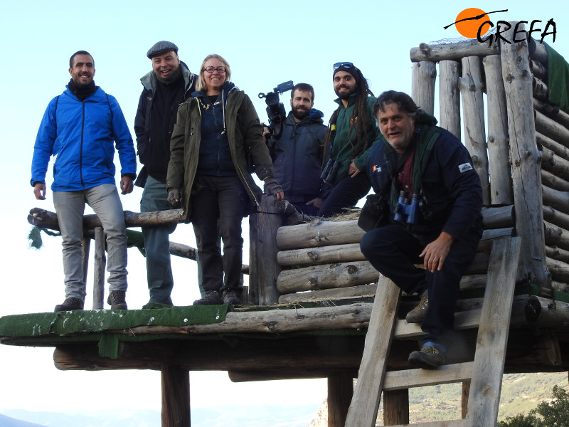 Foto de grupo de El País, GREFA y Trenca, en el hacking (nido artificial para la crianza de buitre negro) de la reserva de Boumort. Foto: Equipo de Trabajo Boumort-Alinyà.